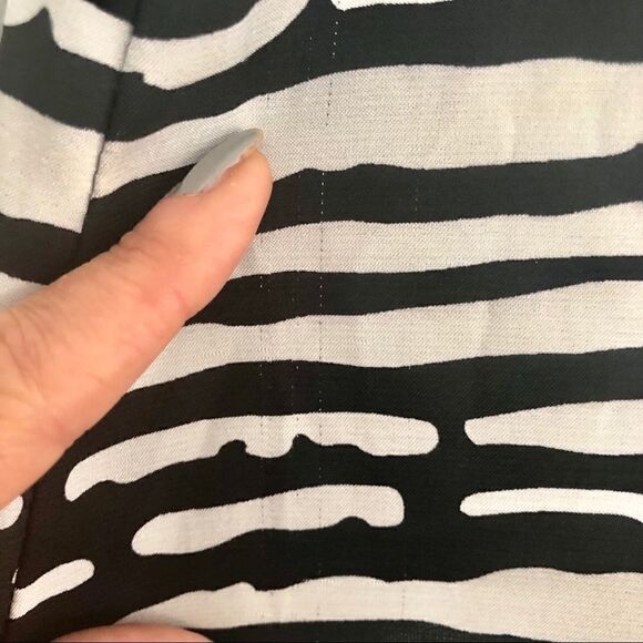 BCBG FLOWY BLK/WHT CAP SLEEVE DRESS - Picture 7 of 8